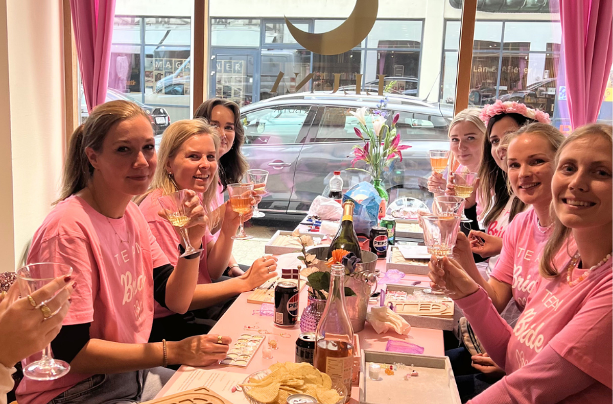 Lav jeres egne smykker i vores farverige smykkecafé