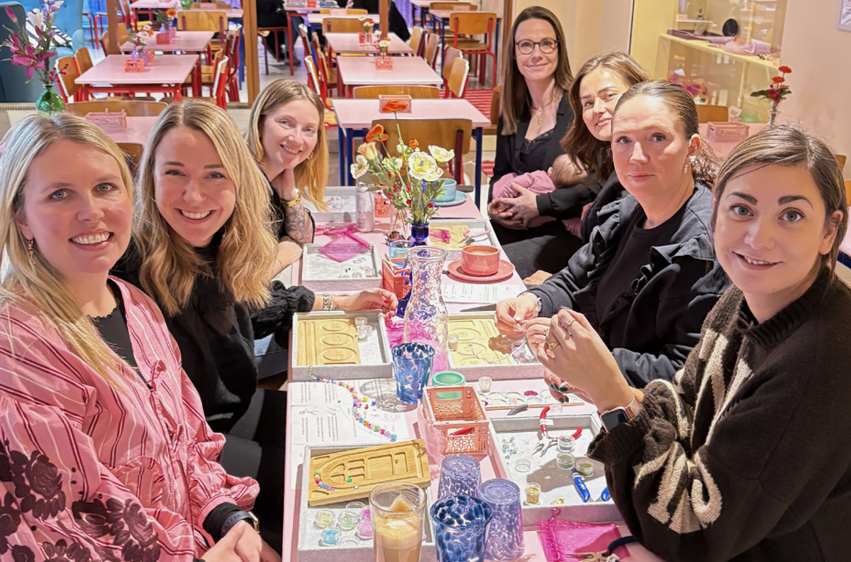 Lav jeres egne smykker i vores farverige smykkecafé
