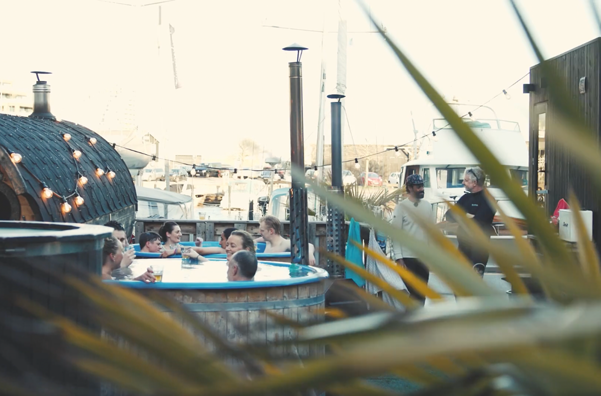 Outdoor wellness med sauna, vildmarksbad og surfer vibes