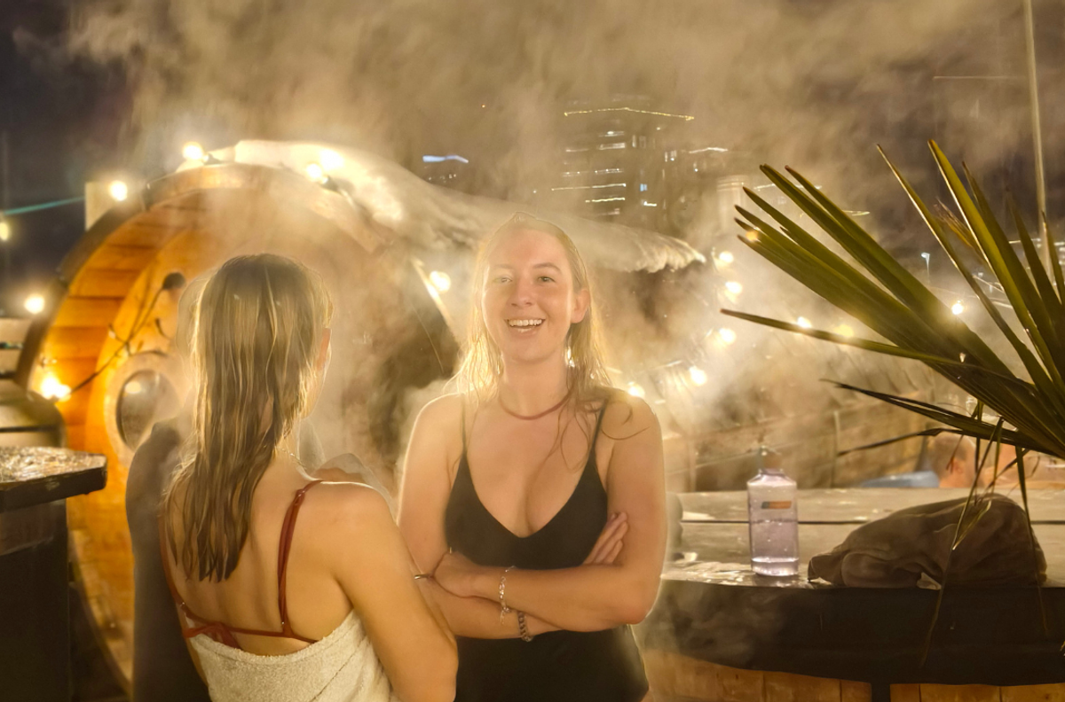 Outdoor wellness med sauna, vildmarksbad og surfer vibes