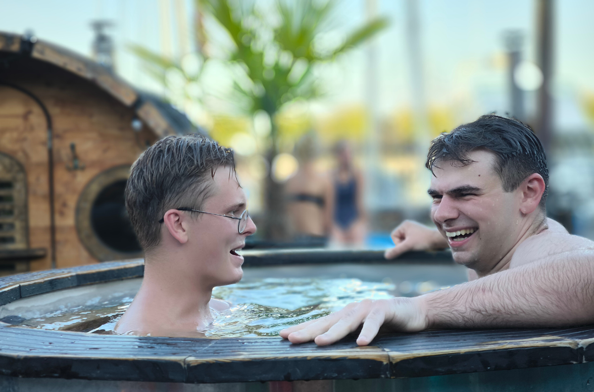 Outdoor wellness med sauna, vildmarksbad og surfer vibes
