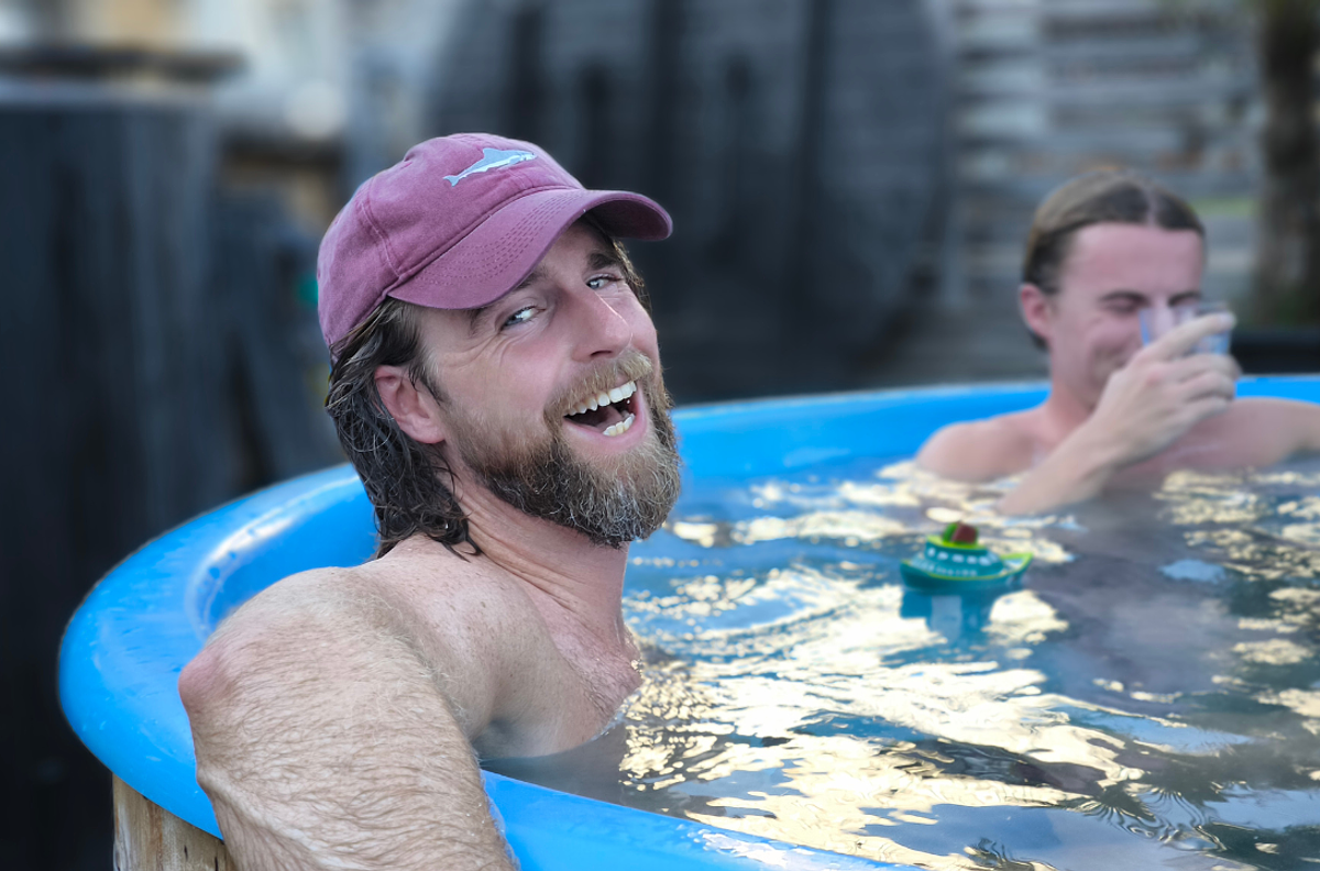 Outdoor wellness med sauna, vildmarksbad og surfer vibes