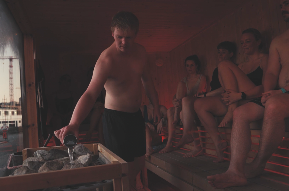 Outdoor wellness med sauna, vildmarksbad og surfer vibes