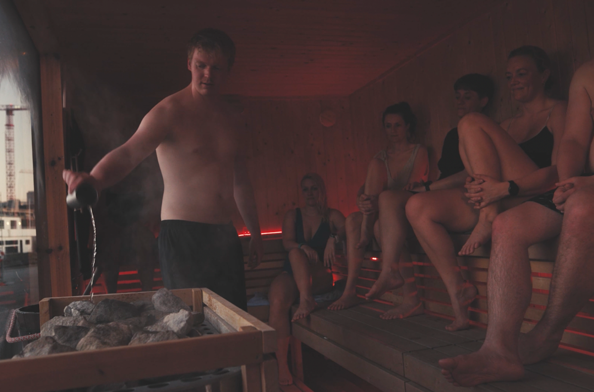 Outdoor wellness med sauna, vildmarksbad og surfer vibes
