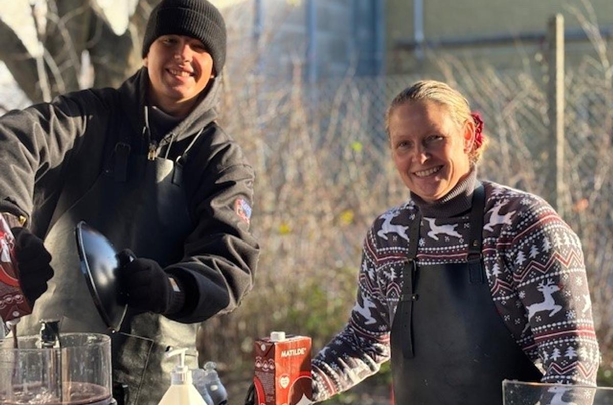 Gløgg, æbleskiver, varm kakao og kandiserede æbler