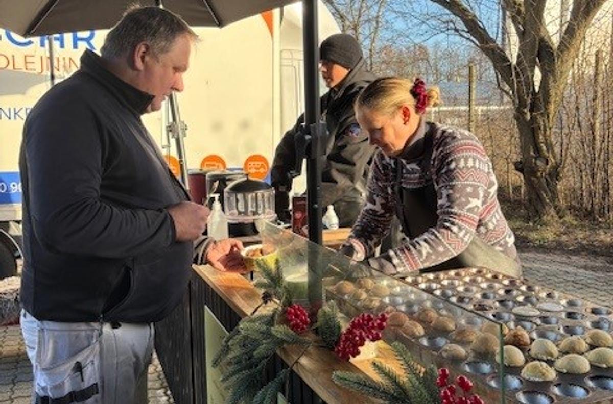 Gløgg, æbleskiver, varm kakao og kandiserede æbler