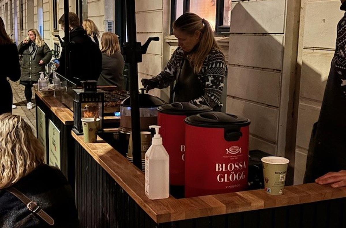 Gløgg, æbleskiver, varm kakao og kandiserede æbler