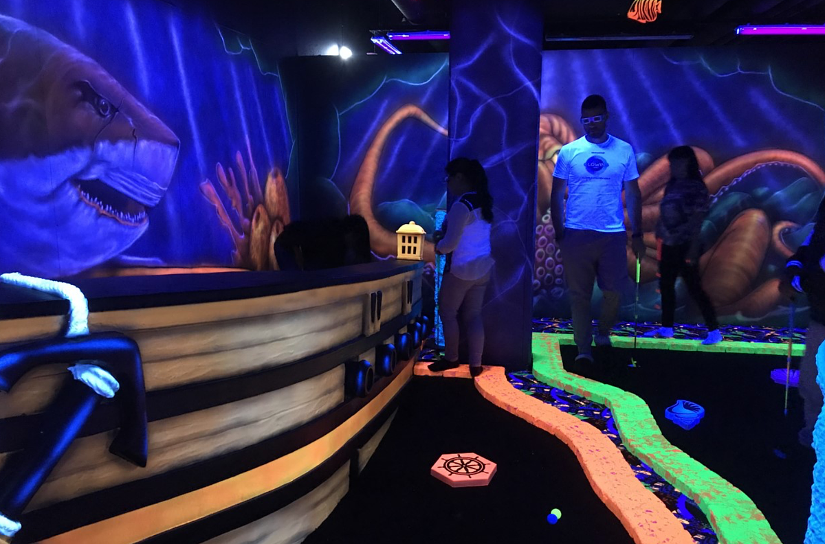 Glowing golf minigolf