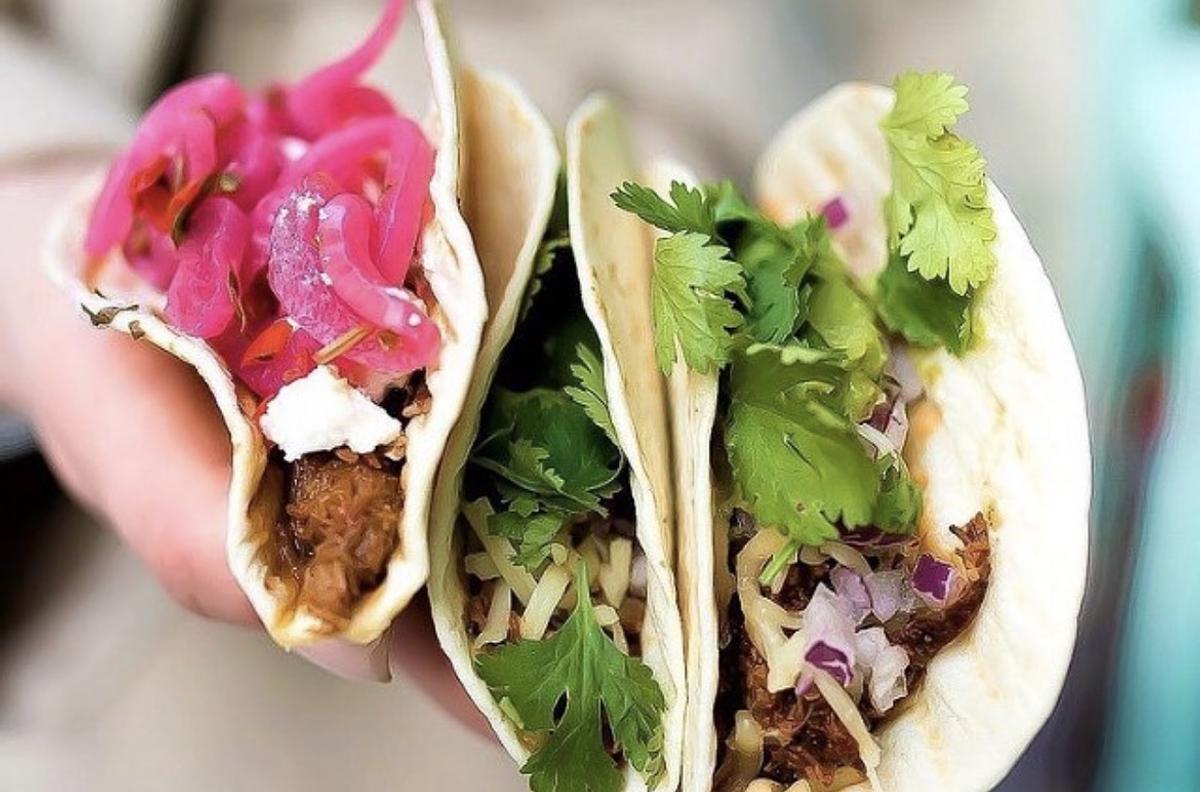 Hamburgare, tacos, kyckling tallrik och falafel 