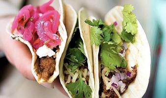 Hamburgare, tacos, kyckling tallrik och falafel 