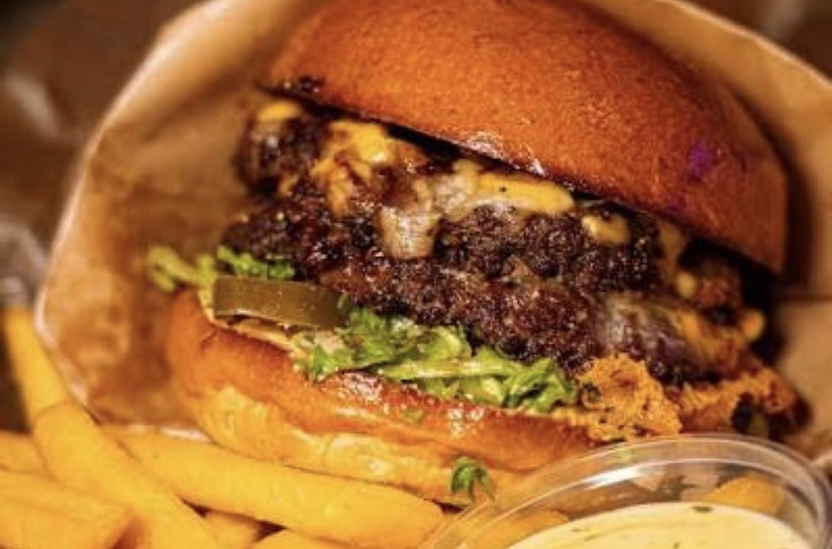 Hamburgare, tacos, kyckling tallrik och falafel 