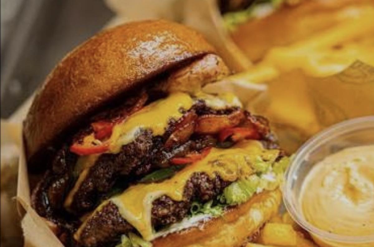 Hamburgare, tacos, kyckling tallrik och falafel 
