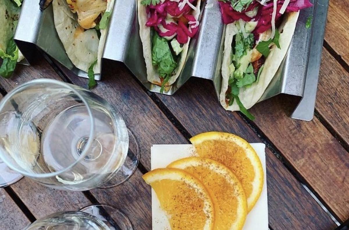 Hamburgare, tacos, kyckling tallrik och falafel 
