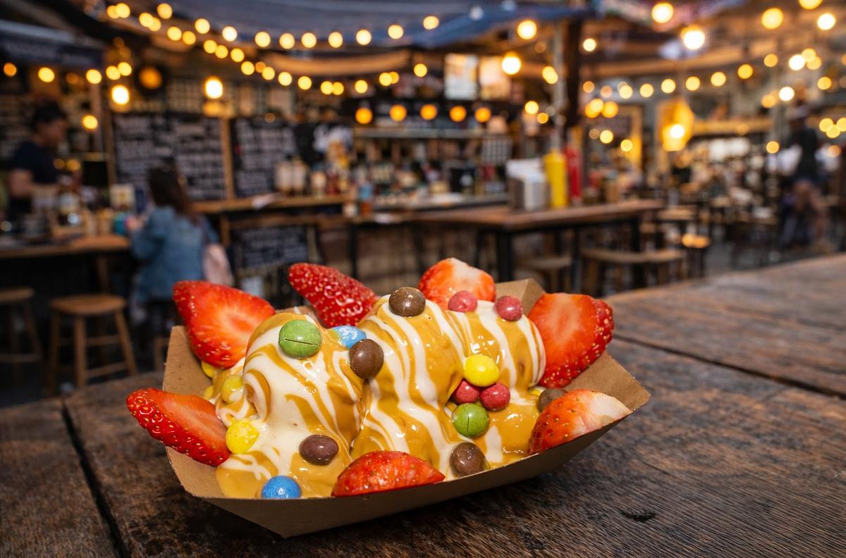 Lokma Frittierte Teigbällchen mit verschiedenen Schokoladensoßen und Toppings
