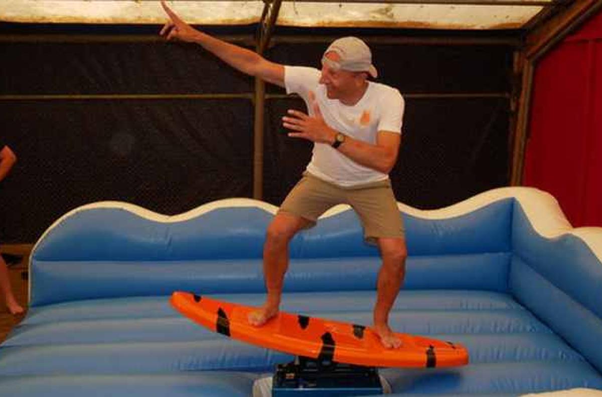 The Surfer hos Shoot to Thrill
