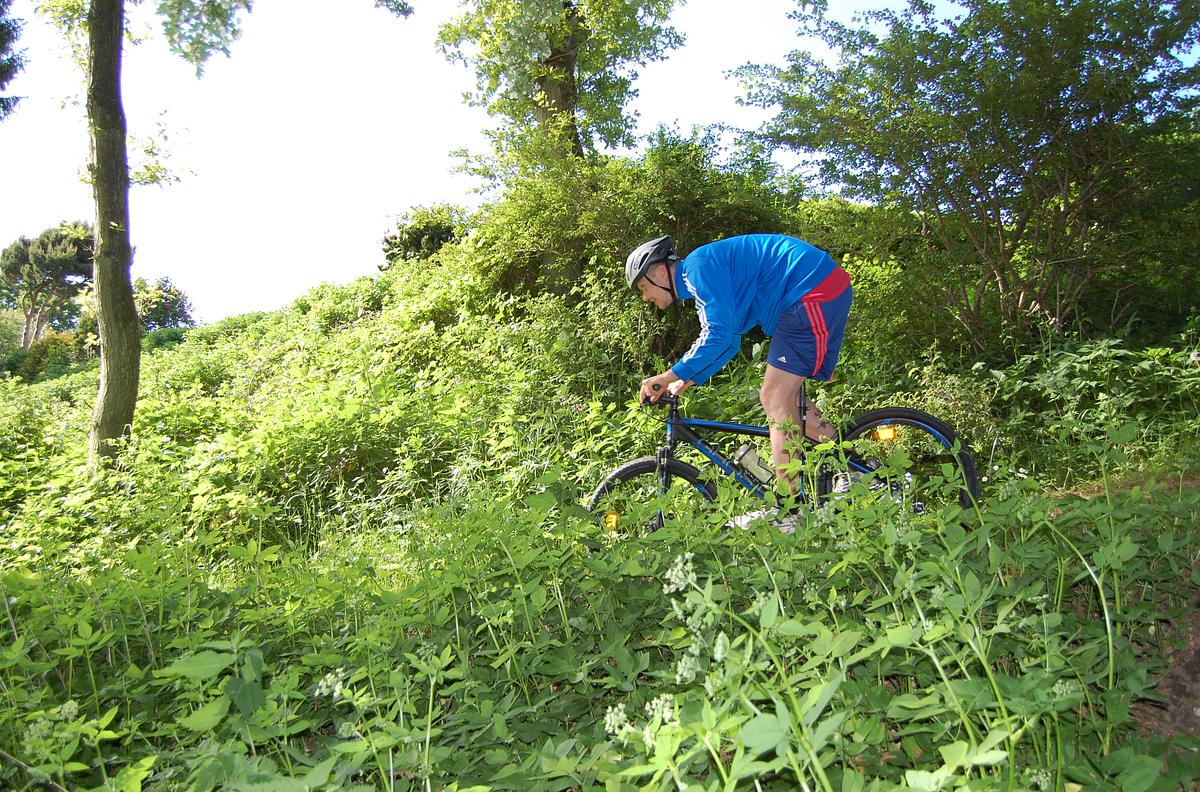 Kør mountainbike mod vennerne