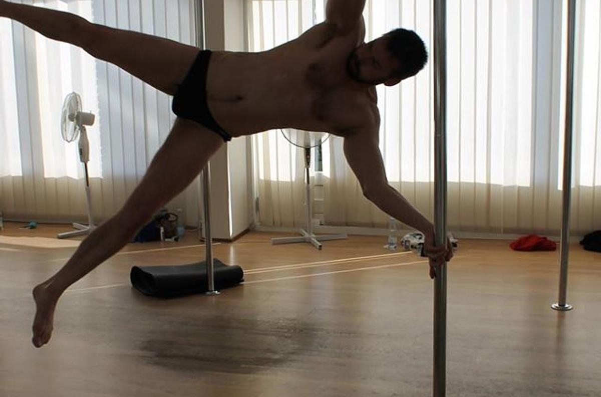 Pole dancer med mande stripper tema i showet