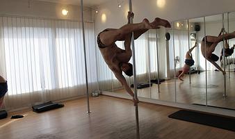 Pole dancer med mande stripper tema i showet