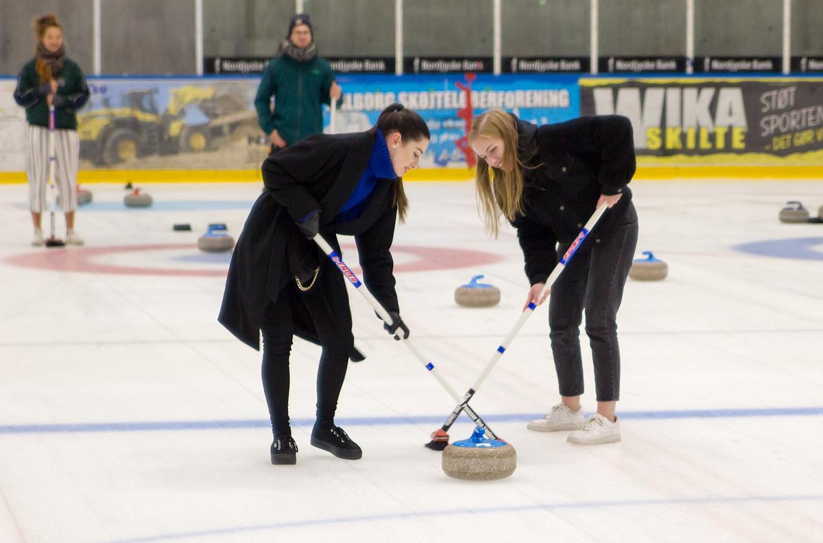 Pay and play curling