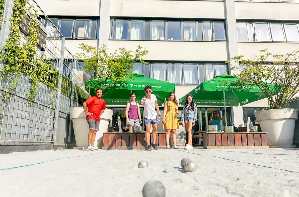 Petanque bar
