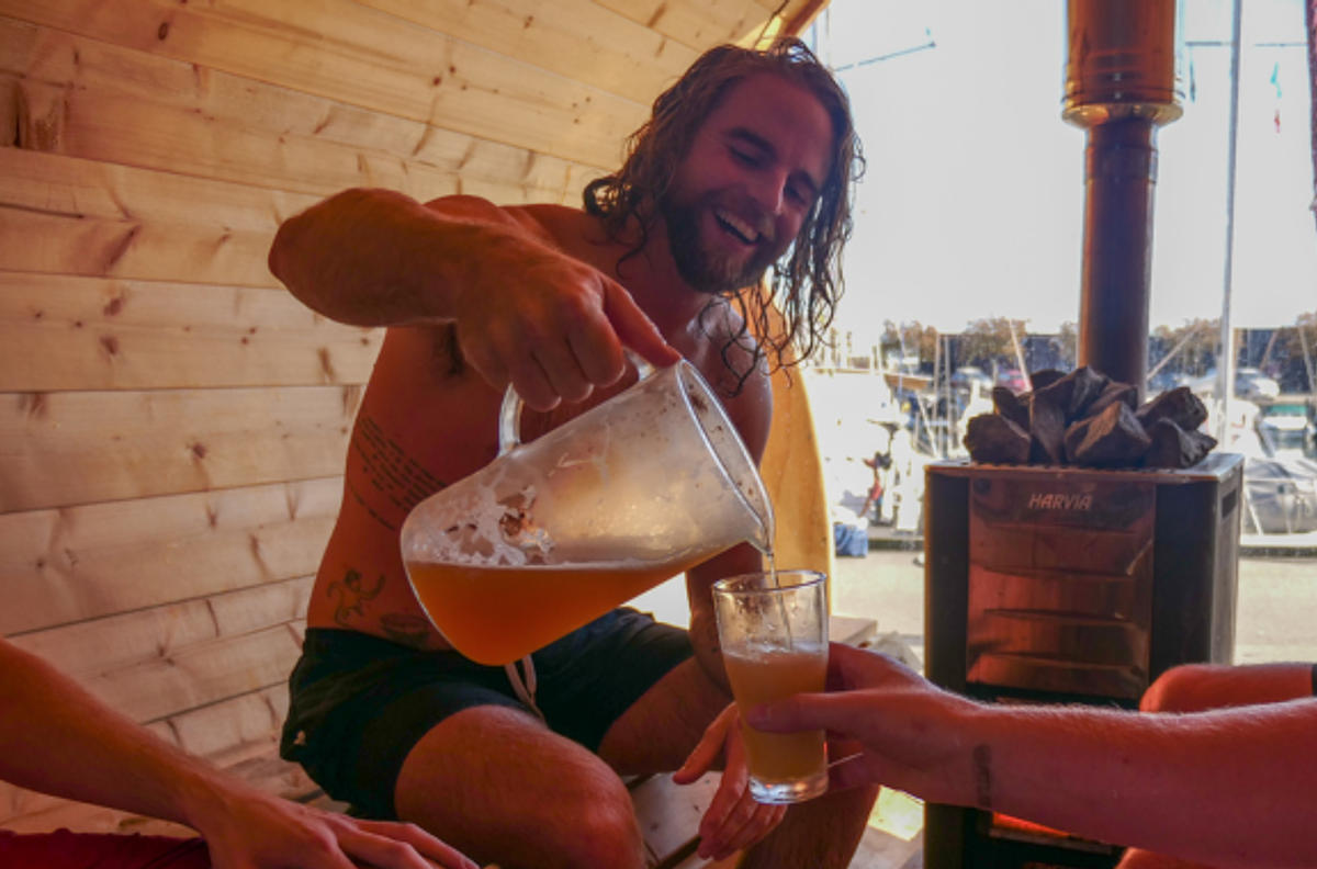 Outdoor wellness med sauna, vildmarksbad og surfer vibes