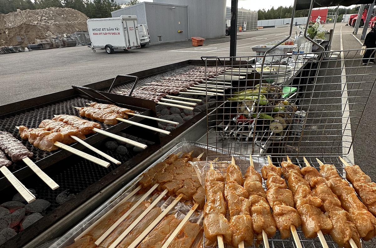WE GRILL & YOU CHILL