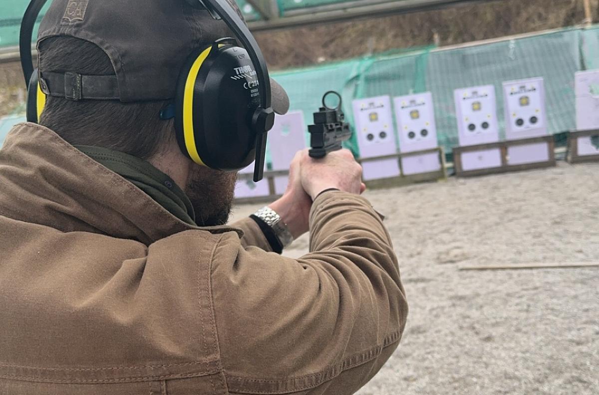 Skydning med pistol og riffel