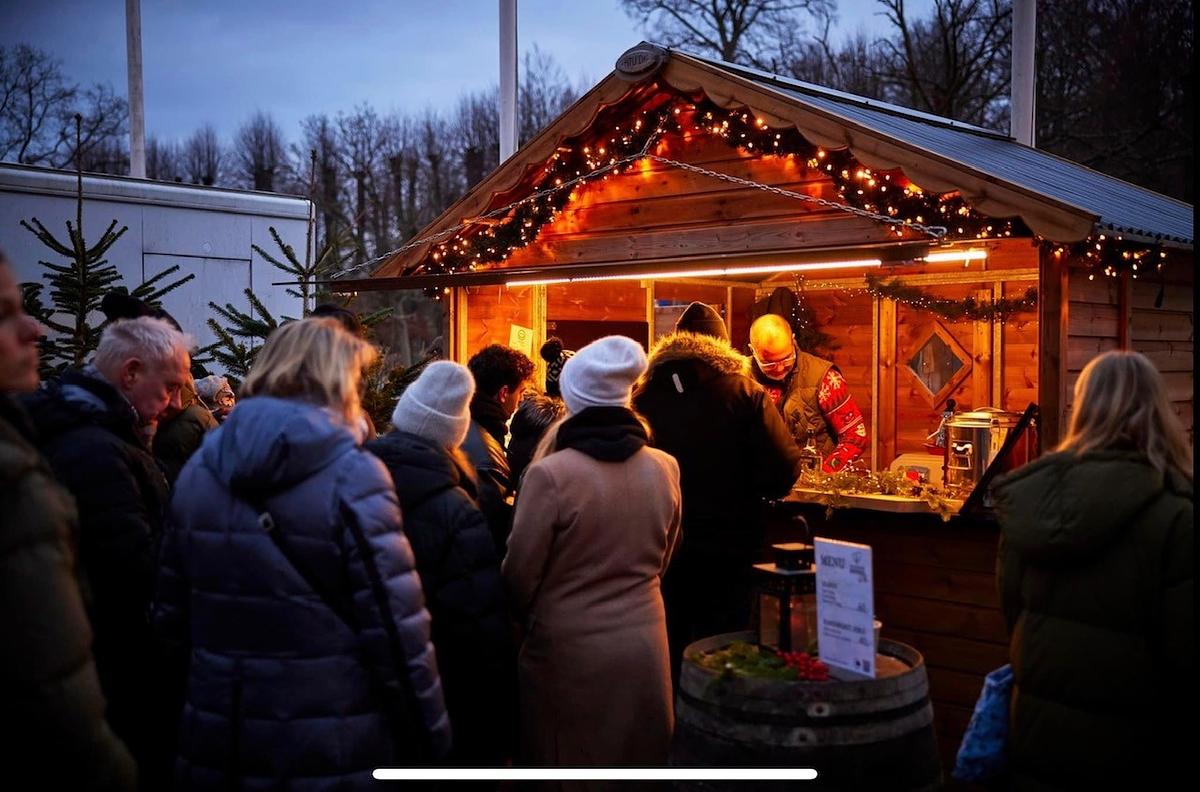Gløgg, æbleskiver, varm kakao og kandiserede æbler