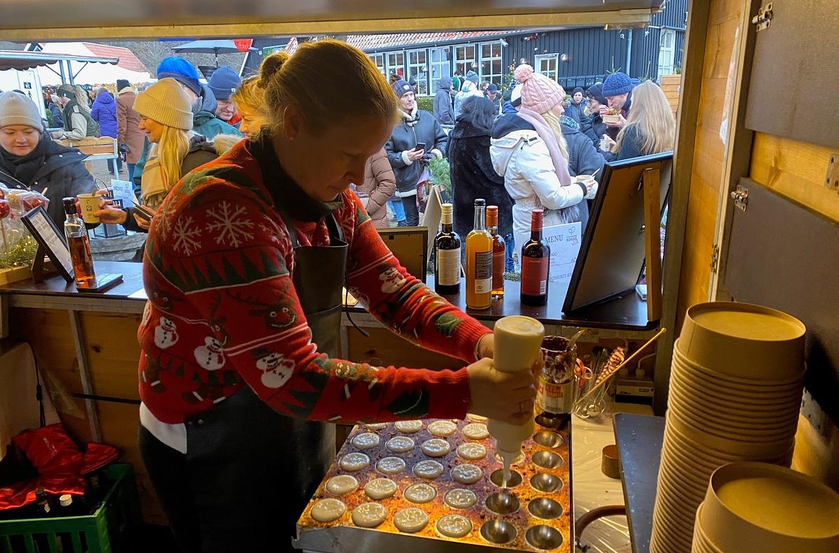 Gløgg, æbleskiver, varm kakao og kandiserede æbler