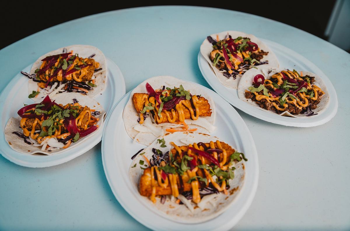 Vi erbjuder färsk Burgers, Wraps, Tacos och vagansk mat.